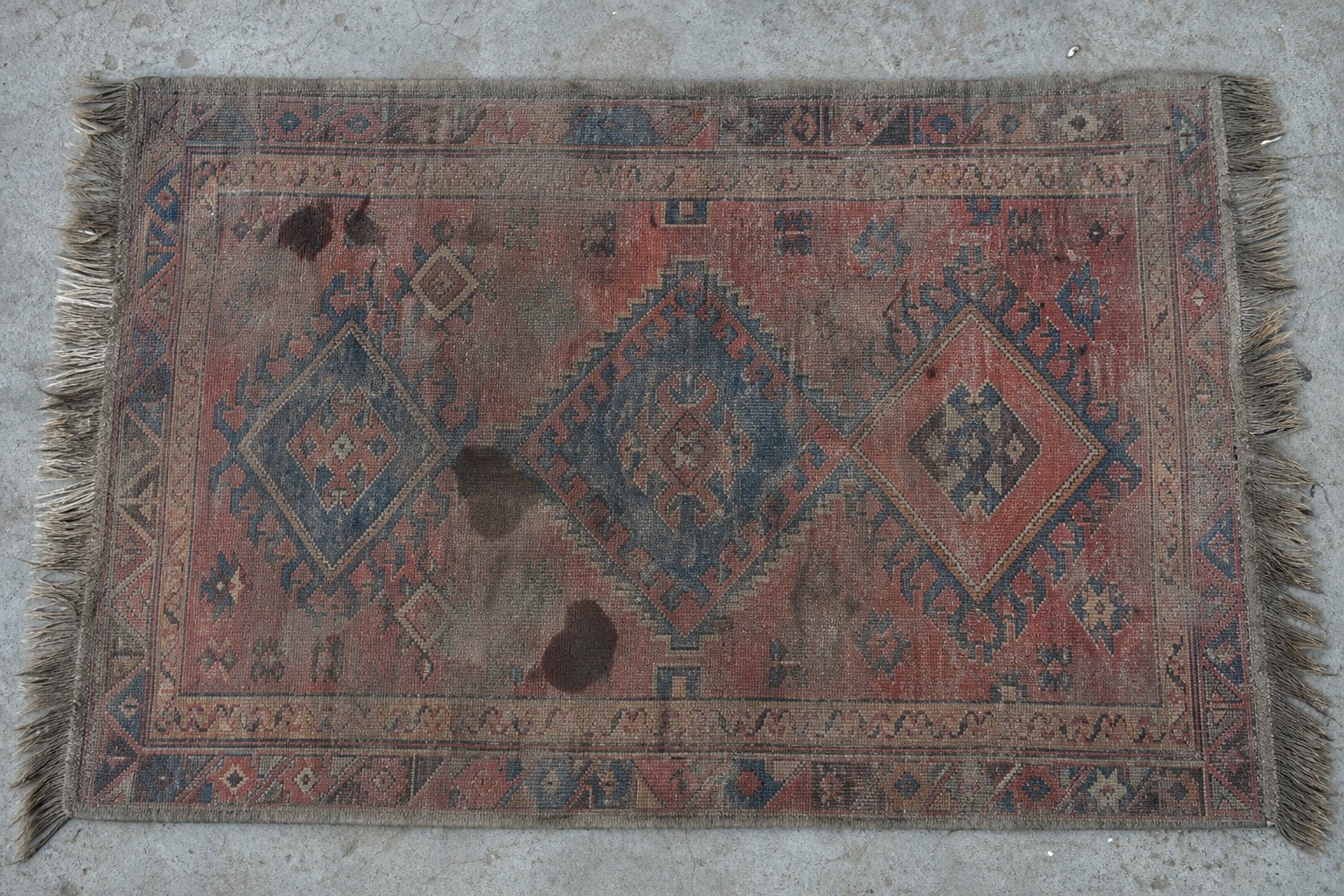 Bayır halı yıkama öncesi kirli halı